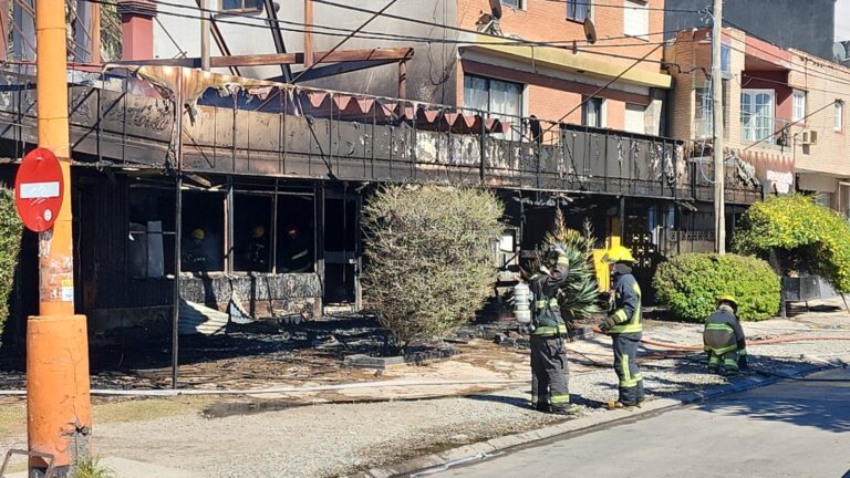 El local de pollos a las brasas estaba cerrado por vacaciones: Investigan como comenzó el fuego