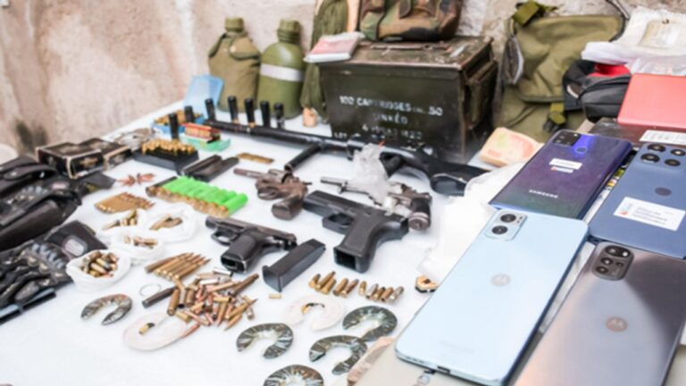 Megaoperativo en Córdoba: más de 300 cubiertas, armas y un vivero de marihuana subterráneo