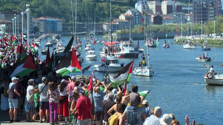 Cientos de embarcaciones y una cadena humana toman la Ría de Bilbao en apoyo a Palestina
