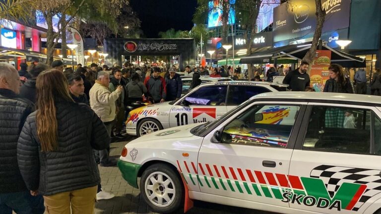La peatonal explotó con la muestra nocturna del Gran Premio Carlos Paz 2025