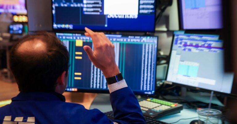 El dólar tras las elecciones llegó a $1.425 en los bancos, el riesgo país está en 1.100 y las acciones se hunden más 22% en Wall Street