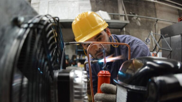 Actividad en alerta: la industria y la construcción registraron caídas en julio