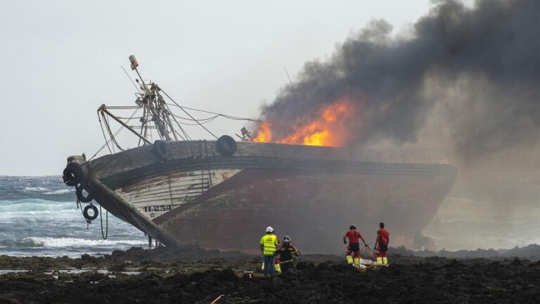 Arde un pesquero marroquí tras encallar en Lanzarote con cinco tripulantes