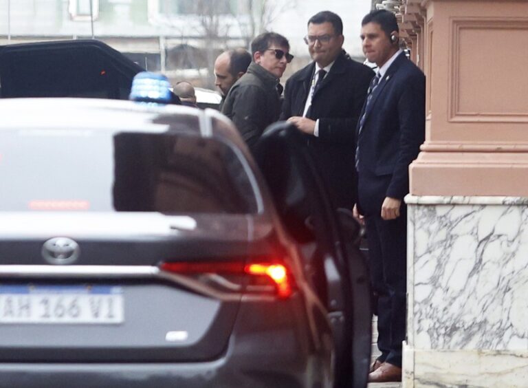 El gabinete de «unidad nacional» que Santiago le propone a Milei para salvar al gobierno