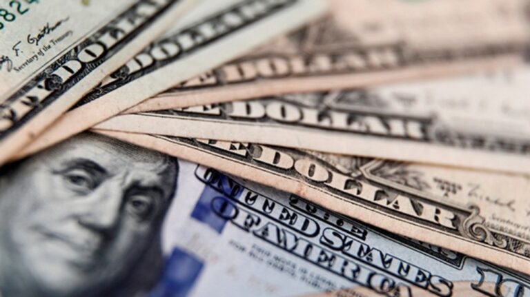 El dólar subió $20 y rozó el techo de la banda cambiaria este viernes