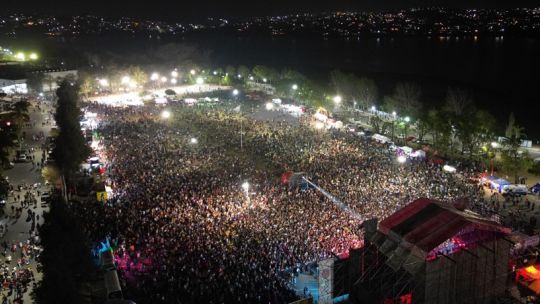 Fiesta de la primavera: DesaKTa2, Los Caligaris, Ecko y FMK en el escenario central de Villa Carlos Paz