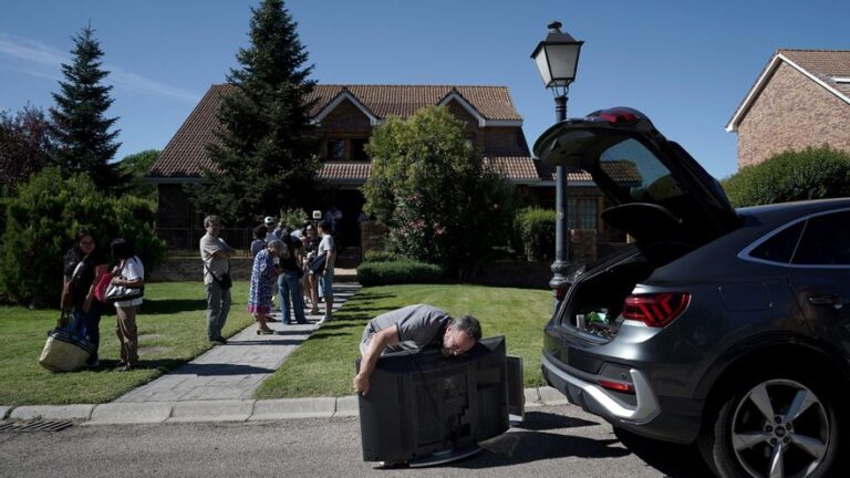 La locura de los mercadillos en casas de lujo que ahora llegan a Barcelona: «Prefiero un mueble bueno usado que uno de Ikea»