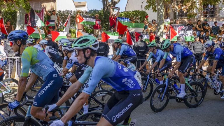 La prensa extranjera subraya el caótico «final inédito» en la historia de las Vuelta