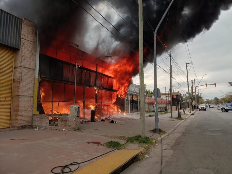 Voraz incendio consumió un comercio de ropa en Córdoba