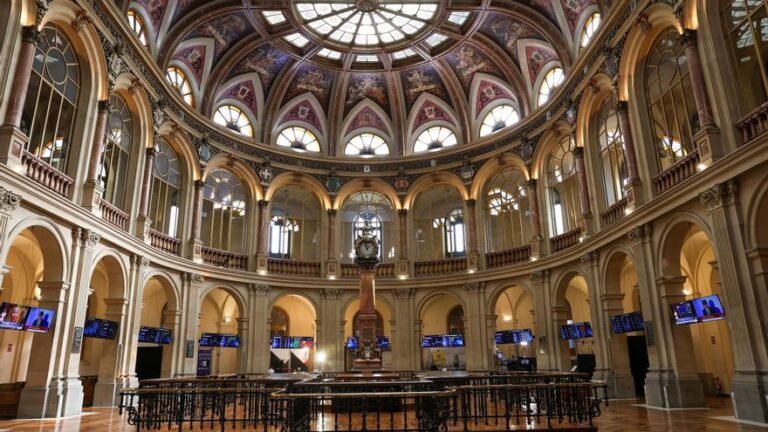 El Ibex 35 sube un 0,3% y se afianza en los 15.300 puntos a la espera de la Fed