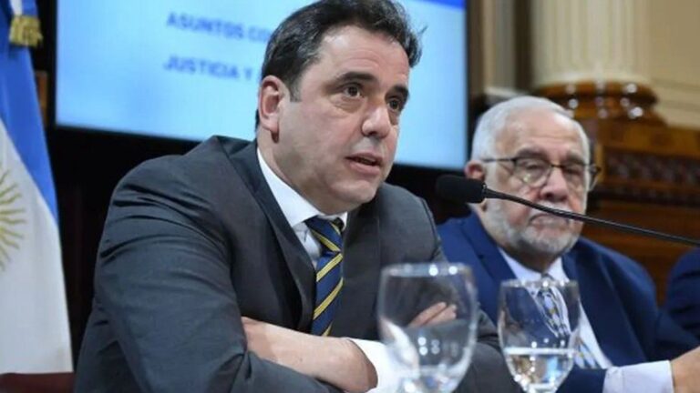 El Gobierno oficializó la restitución del ministerio del Interior y la designación de Lisandro Catalán