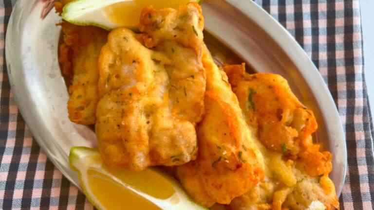 Merluza a la romana con rebozado dorado: plato irresistible