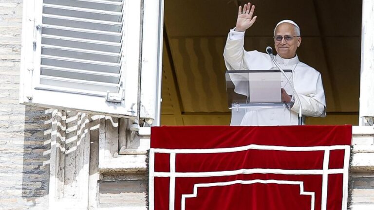 El Papa descarta «por el momento» modificar la postura de la Iglesia sobre el diaconato femenino y el colectivo LGTBIQ+