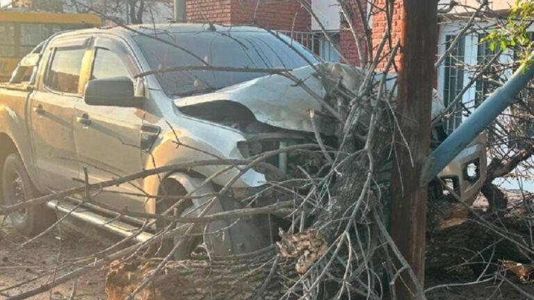 Accidente en Alta Córdoba: una camioneta embistió a una moto y derribó un poste