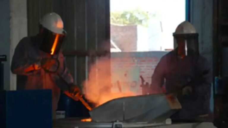 Seis operarios heridos por una explosión en una fundición de Río Negro
