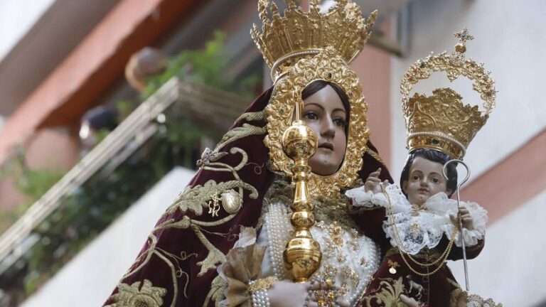 Fervor aracelitano en la salida procesional de María Santísima de Araceli