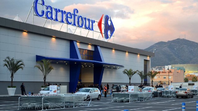 Carrefour abrió otro grupo de sucursales mientras cuatro candidatos van por sus activos