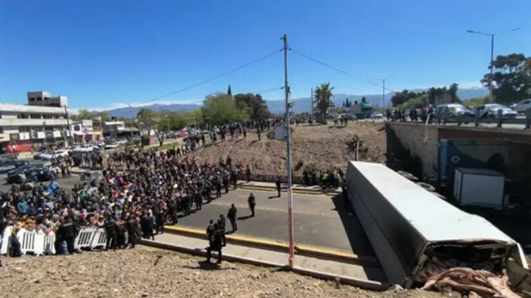 Vuelco de un camión frigorífico en Mendoza: intento de saqueo, gases lacrimógenos y pedradas