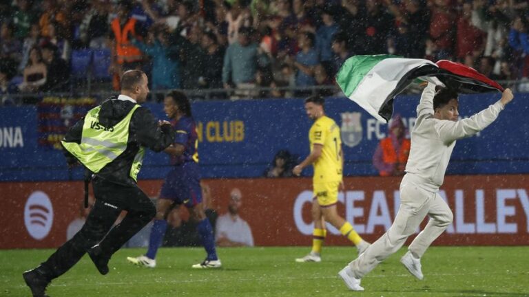 LaLiga denuncia ante Antiviolencia al espontáneo que irrumpió en el Barça-Getafe con una bandera de Palestina