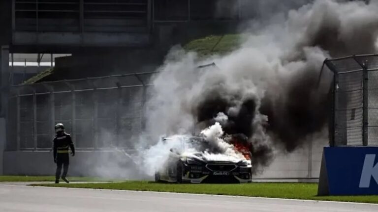 Susto mayúsculo para el hermano de Hamilton: su auto se incendió por completo en Silverstone