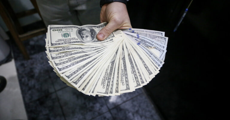 El dólar bajó a $1.385 y según operadores el Tesoro aprovechó para realizar compras