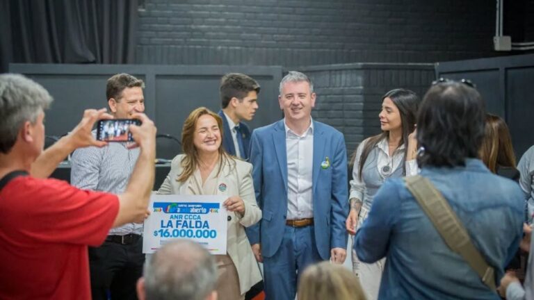 La vicegobernadora entregó un importante aporte a los Bomberos de La Falda