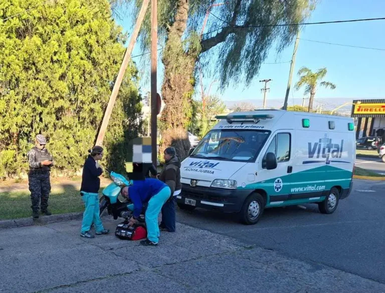 Fuerte choque en Carlos Paz: Una motociclista herida tras impactar con un auto