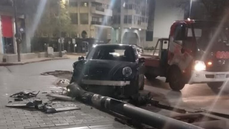 Perdió el control y chocó contra un poste en plena madrugada