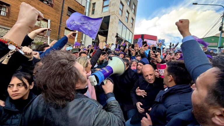 Tras suspender el acto en Ushuaia, Javier Milei le habló a un puñado de militantes y regresó a Buenos Aires