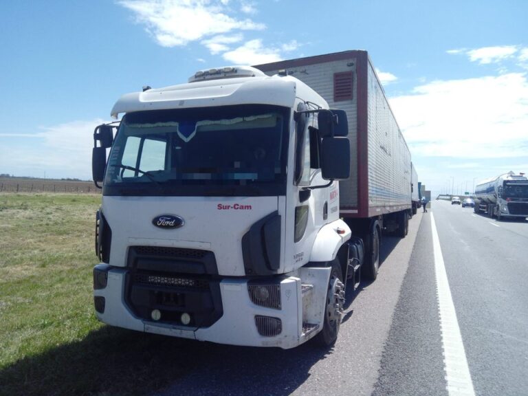 Camionero muere tras ser embestido en la autopista CórdobaRosario