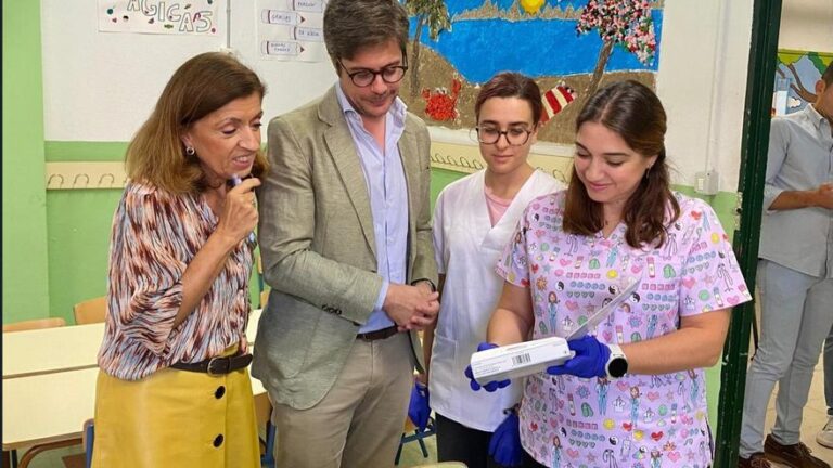 Los menores de 3 y 4 años reciben la vacuna intranasal frente a la gripe en los colegios de Córdoba