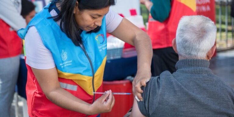 Córdoba refuerza la vacunación contra el dengue en hospitales y centros de salud municipales