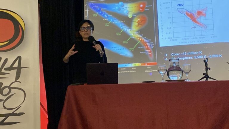 La astrofísica mexicana Fernanda Clever dio una clase magistral en Carlos Paz