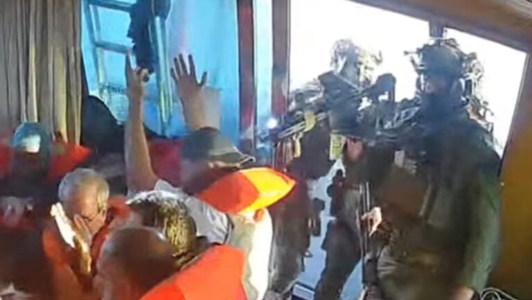 A punta de pistola, Israel detuvo la flotilla humanitaria que se dirigía a Gaza