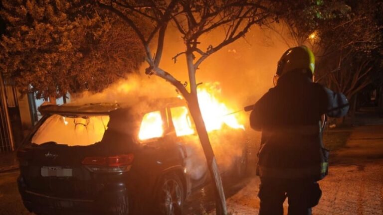 Fuego consumió un automóvil en barrio Liceo; no hay víctimas
