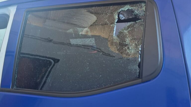 Nuevo ataque contra la Policía: apedrearon un patrullero tras la detención de un menor