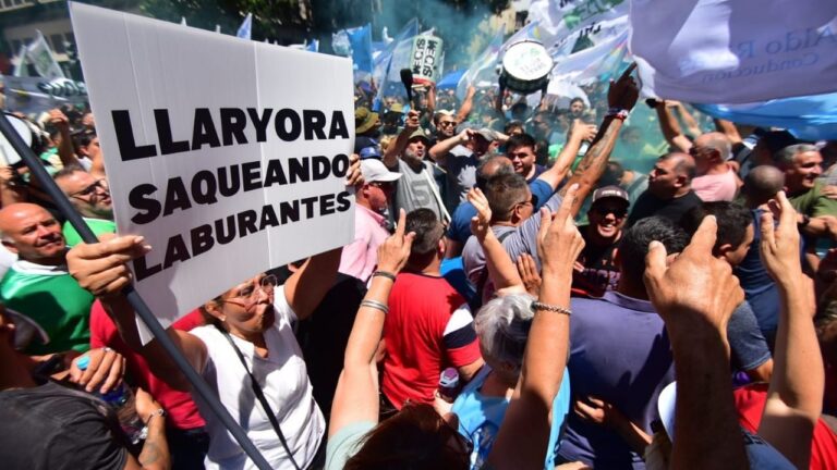 Córdoba: Marcharon a la Legislatura contra la reforma laboral y la suba de aportes