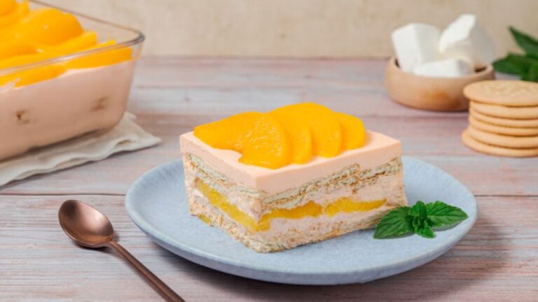 Carlota de duraznos: el postre fresco y clásico que nunca pasa de moda