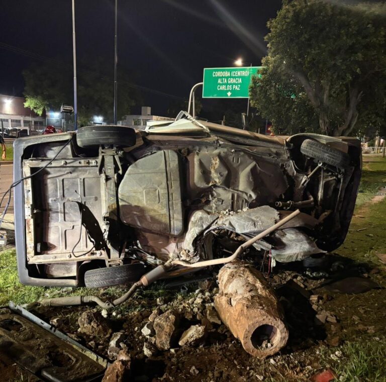 Córdoba: Un muerto y una mujer herida tras perder el control de su auto y chocar contra un poste