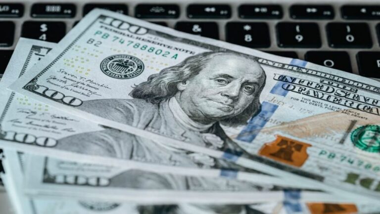 A cuánto cotizan el dólar blue y el dólar oficial este jueves