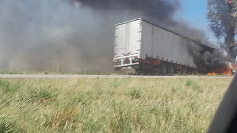 Tragedia en el sur de Córdoba: un camión se incendió y murió el chofer