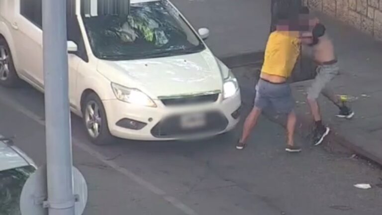 A los golpes: dos limpiavidrios se pelearon en plena calle