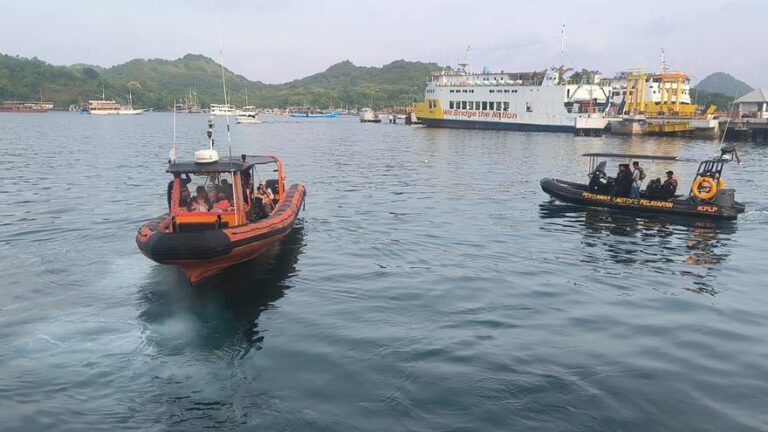 La búsqueda de cuatro españoles en Indonesia tras el naufragio de una embarcación, en imágenes