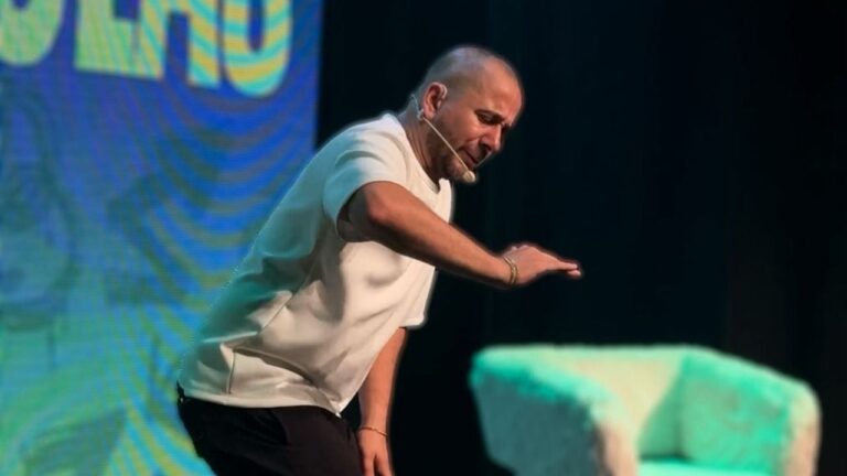 Camilo Nicolás estrenó Es por ahí en el Teatro Holiday