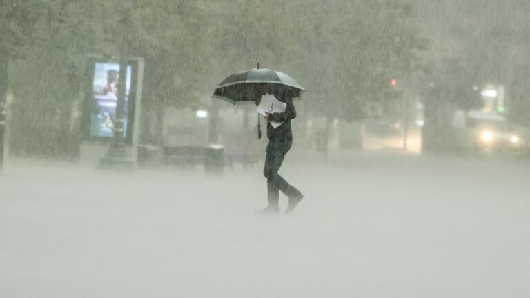 Aemet extiende a toda Valencia el aviso naranja por lluvias muy fuertes y tormentas con granizo: «Atención porque será un día adverso»