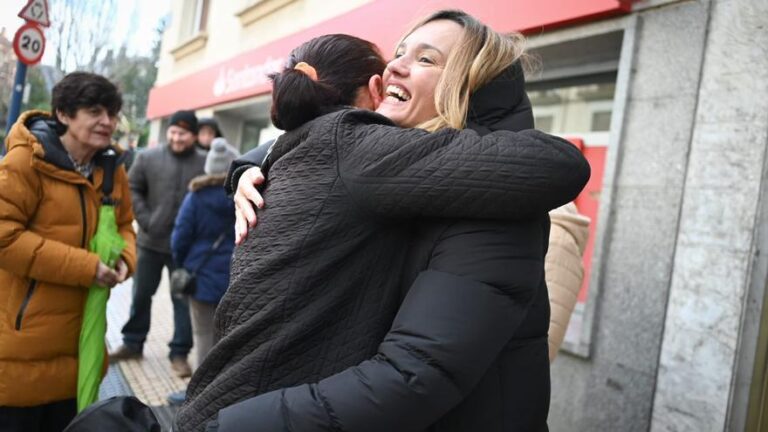 La vida de Pilar Alegría en la campaña de las elecciones de Aragón: sin redes sociales, escritura a mano y llamadas ciudadanas