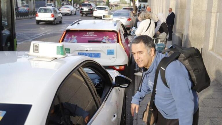 El Ayuntamiento de Córdoba aprueba la subida del 2,7 % en las tarifas del taxi para 2026
