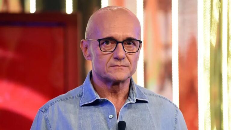 Alfonso Signorini, presentador y director de ‘GH VIP’ Italia, dimite tras ser acusado de extorsión: comunicado urgente de Mediaset