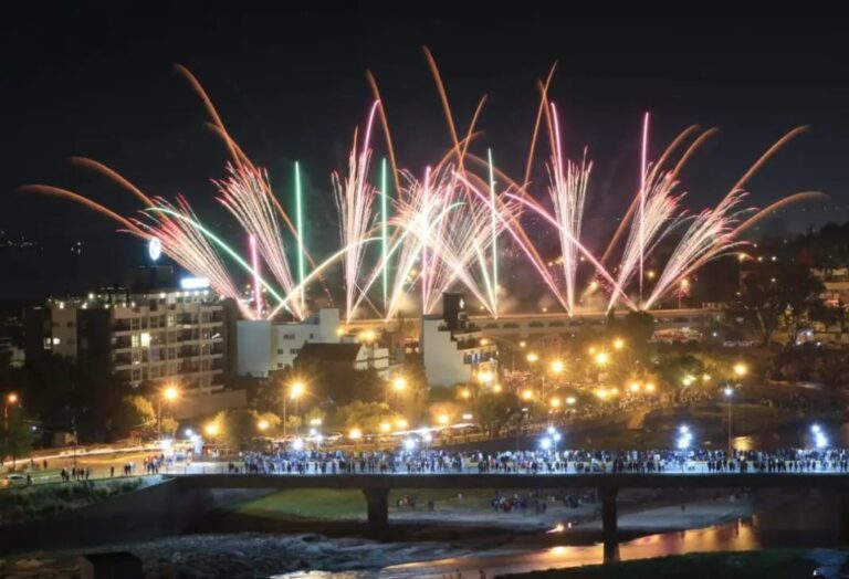 Villa Carlos Paz recibió el Año Nuevo con un espectacular show de fuegos artificiales en la costanera