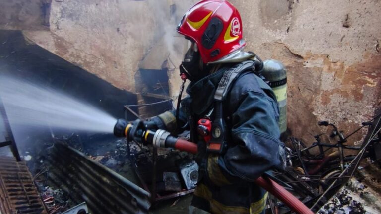 Un joven de 16 años fue hospitalizado tras un incendio en una vivienda